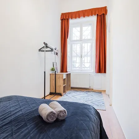 Just Chillin Apt-budapest Historic Landmarks Apartment