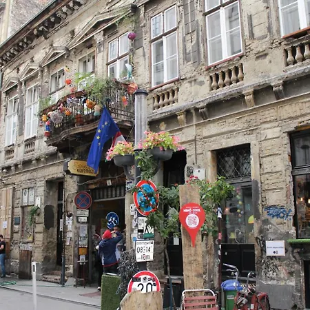 Just Chillin Apt-budapest Historic Landmarks *